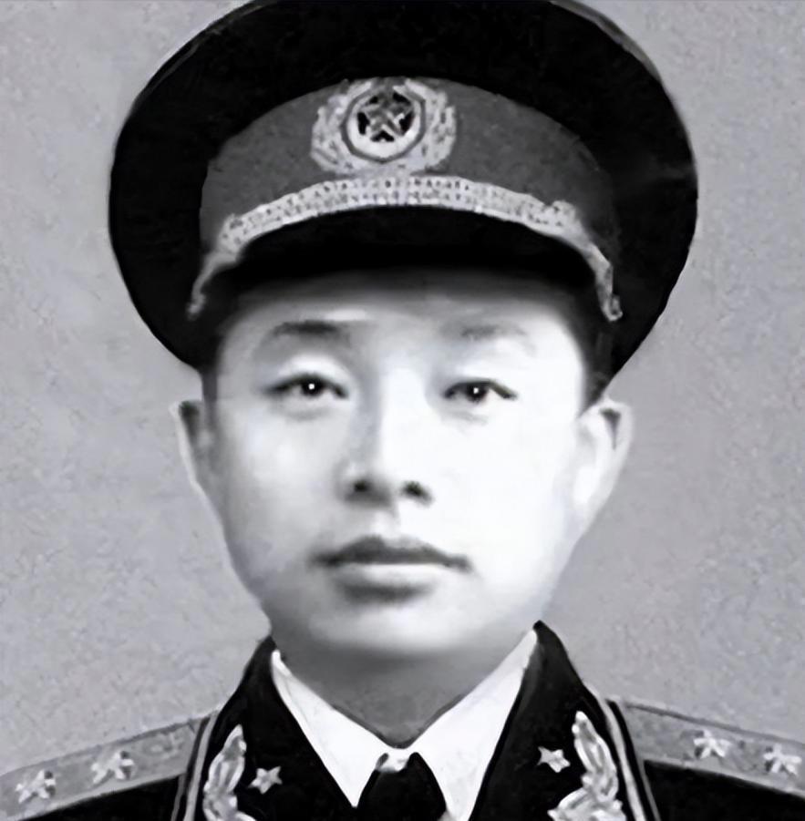 1955年授衔典礼时他才38岁，朱德笑称“小鬼”，祝贺他也荣获了中将军衔，这一刻