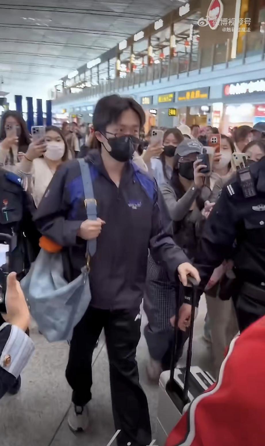 国乒选手伦敦启程回国！从球迷们发的视频中能看到在伦敦征战将近半个月的国乒大部队