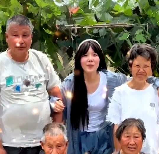 安徽一残疾女孩独自在街上卖菜，一男子见她可怜，便花500元买下所有的菜，只要求去