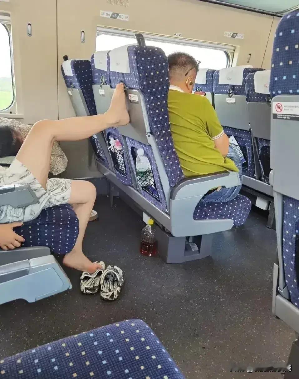 美女站在凳子上放行李箱还有情可原把脚翘起来不可理解