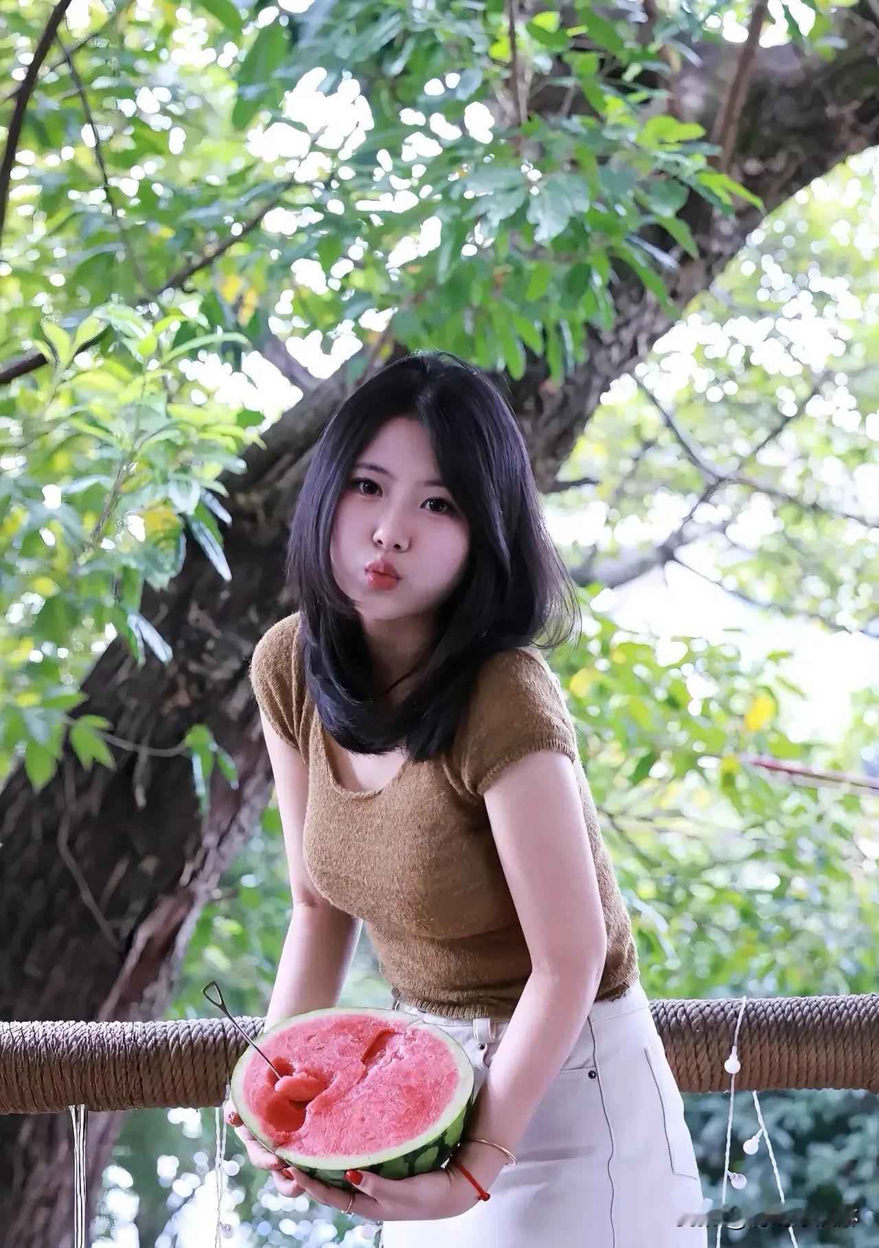 阳光洒在发梢，笑容融化烦恼。生活虽忙，但别忘了给自己一颗糖。