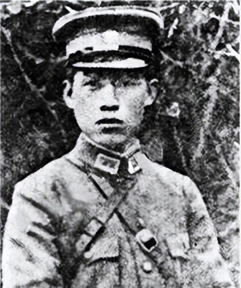 1938年7月，国军少将张岚峰率部投日。不久后他的弟弟张俊峰和日军发生纠纷，被日