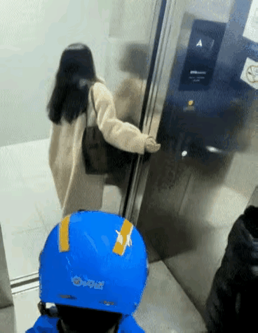 这大人，还不如一个孩子，真想一脚踹出去！只是不知道这个孩子的举动