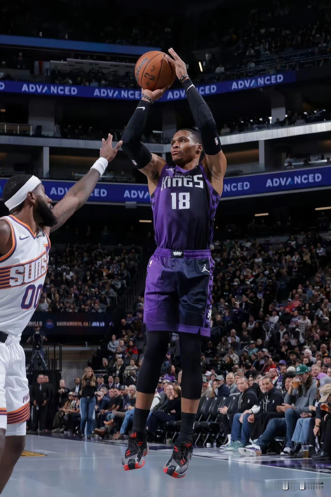 对阵爵士队，威少砍下生涯第206次三双数据！威少来到国王队，虽然底薪加盟，但