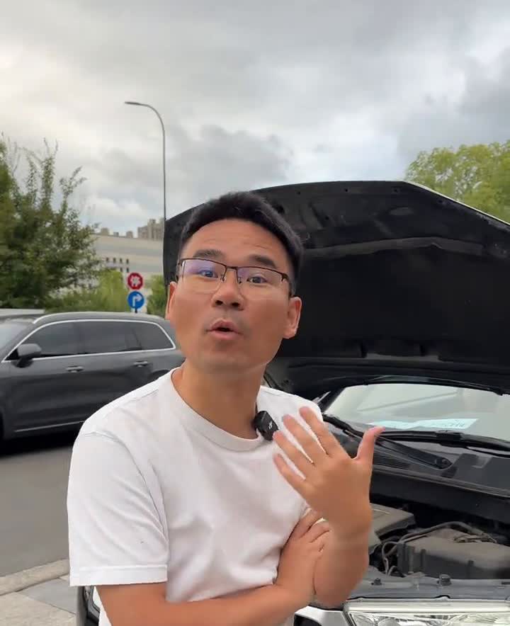 我看到丰田车又受不了了，为什么会这么说？这是一台13年的老的丰田汉兰达，等一下要