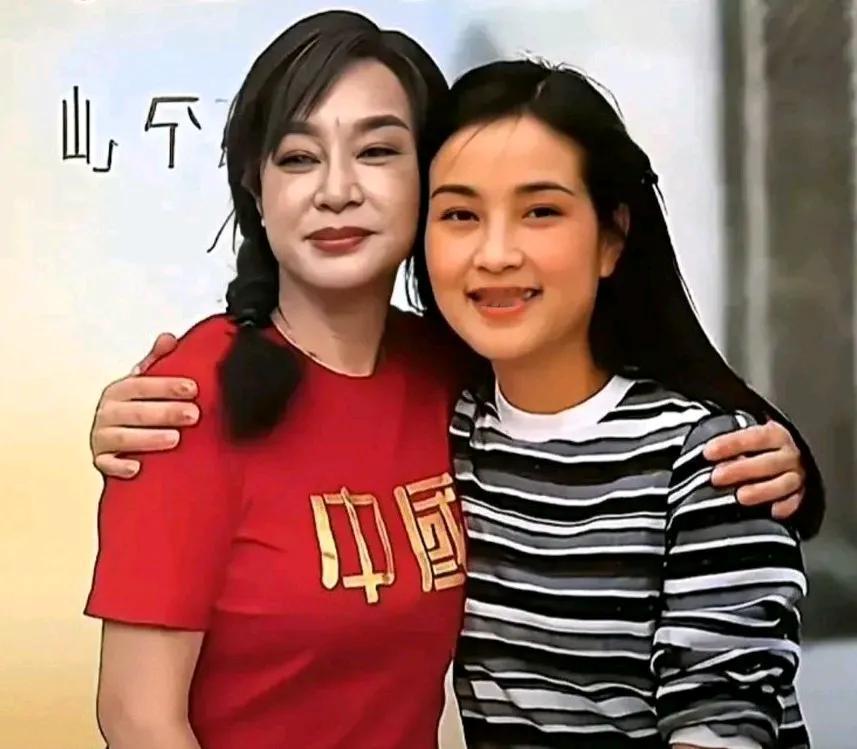 刘晓庆和40年前的自己拥抱，现在的AI真的是太利害了，你看，74岁的刘晓庆和34