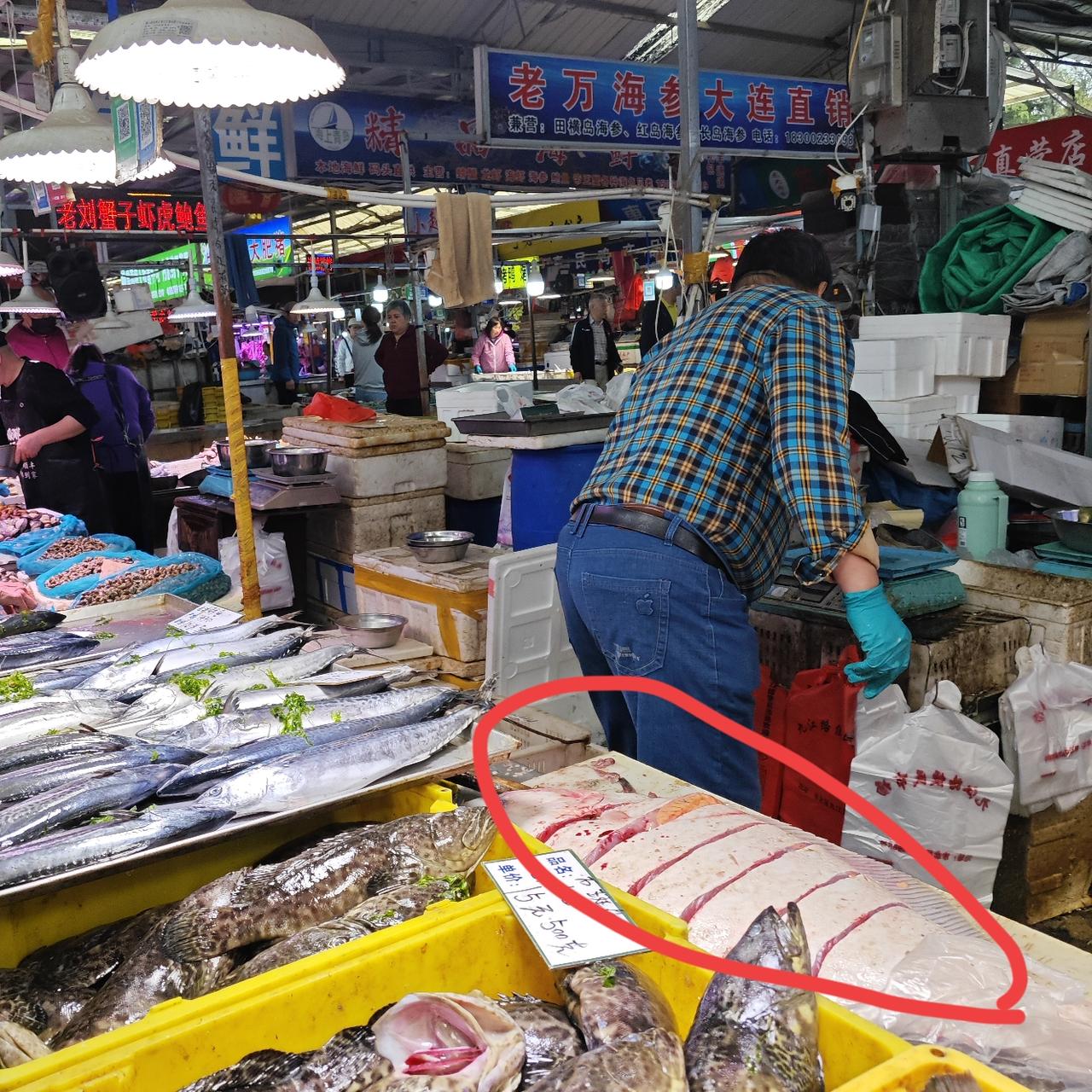 虽然蛤蜊没有买上，其它都买了，并且买了一条大大的牙片鱼。今天海鲜市场上的牙片鱼