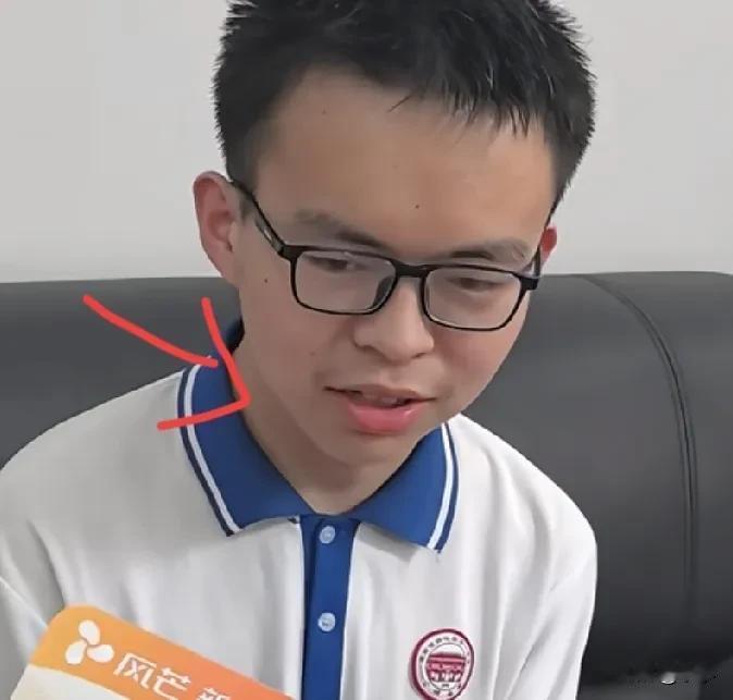 嘴巴会说谎，但表情骗不了人。不信你看贺永辉。嘴上说接受526分去长沙读大学，脸上