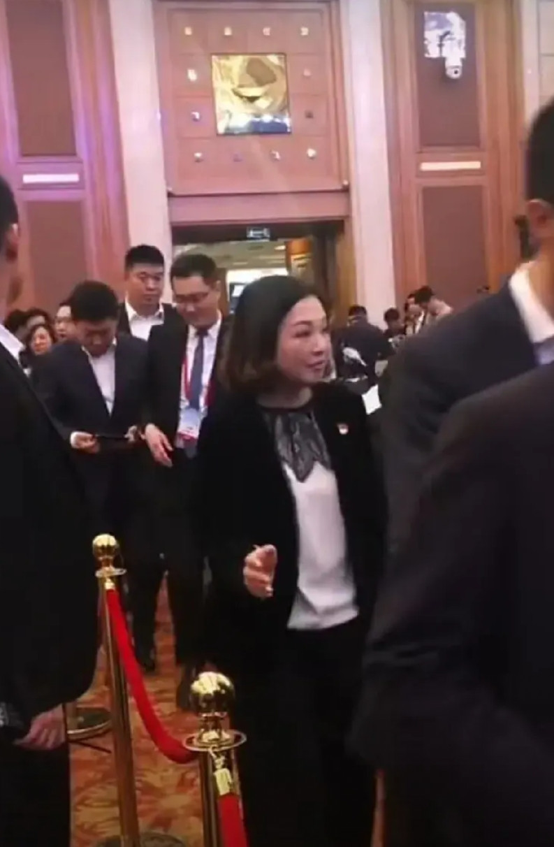 余承东太牛了！唯一一个能让腾讯创始人马化腾回头的男人。从网传的画面可以清晰的看