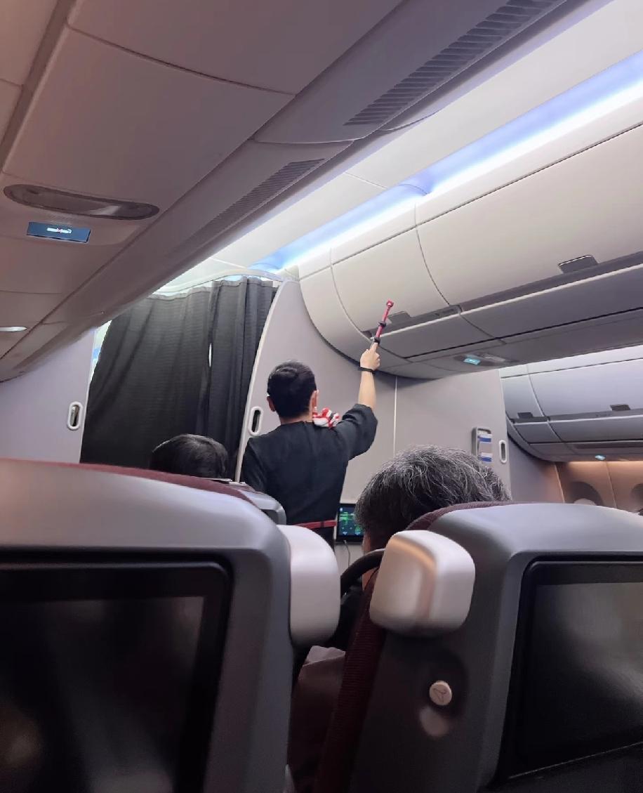 坐飞机的时候发现个事儿，飞机准备下降前，空姐都会拿着一根棒子，沿着行李架一个个轻