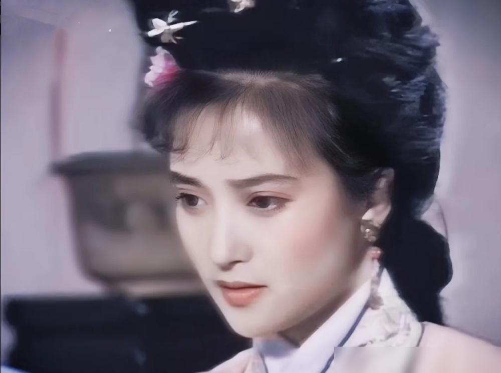 何晴那么美完全可以有很多大女主角可以演，但经常只是女二，一定是恬淡纯净不爱钻营的