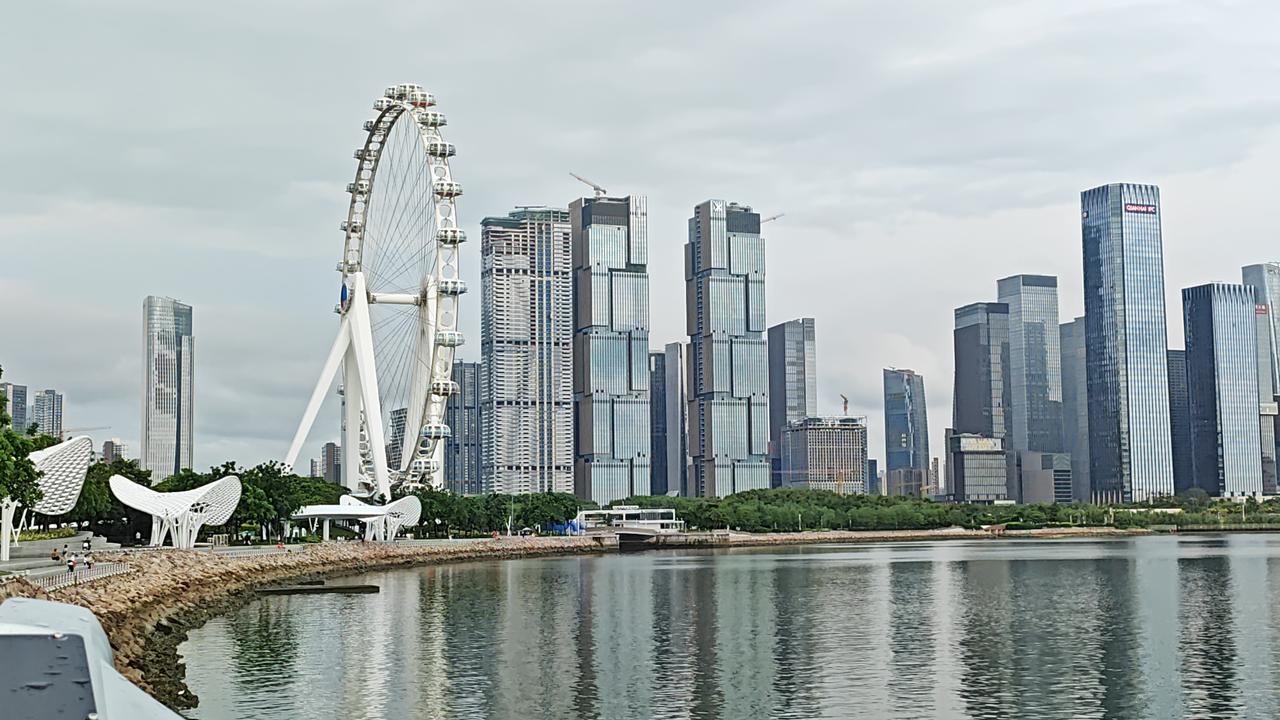 跟着我游遍深圳。深圳必打卡海滨公园，深圳欢乐港湾，在这里运气好的话，可以看到深圳