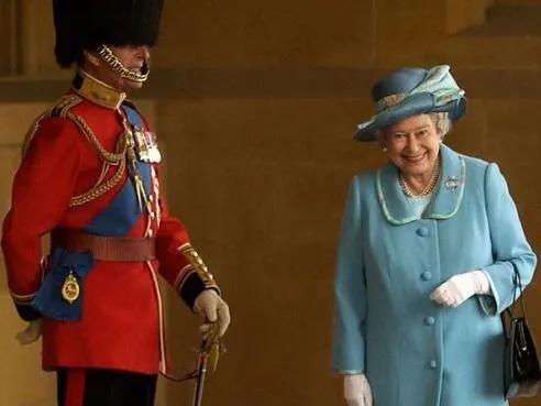 英女王是真爱菲利普亲王，眼神还真的骗不了人就算到了90多岁，英女王对亲王的依恋