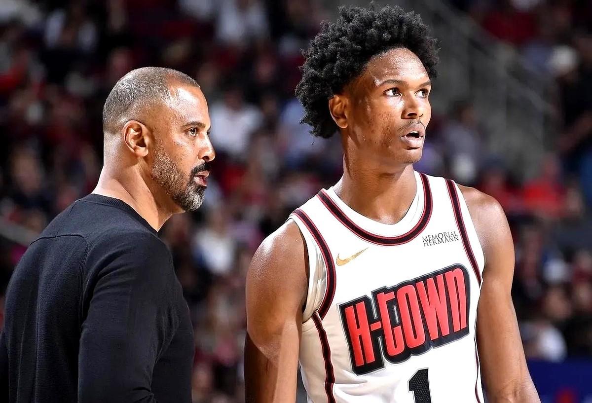 当初的二选一，现在看简直是个笑话。被火箭送走的波特，在雄鹿成了“新大腿”，场