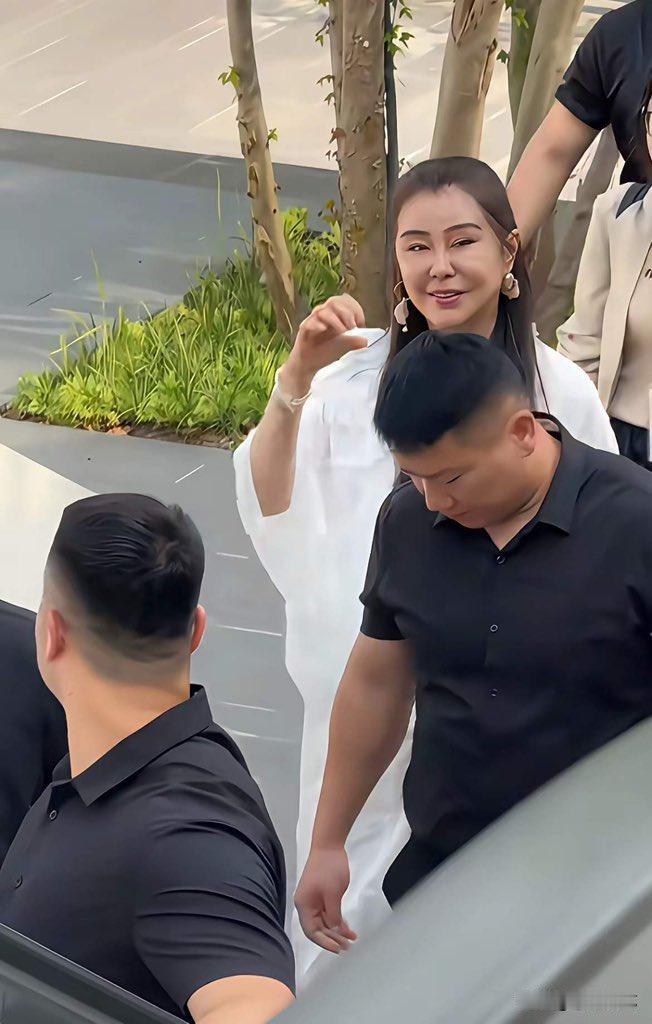 王祖贤怎么变成如今的样子，其实大家都知道。但很多人又不忍心说。因为她年轻的时