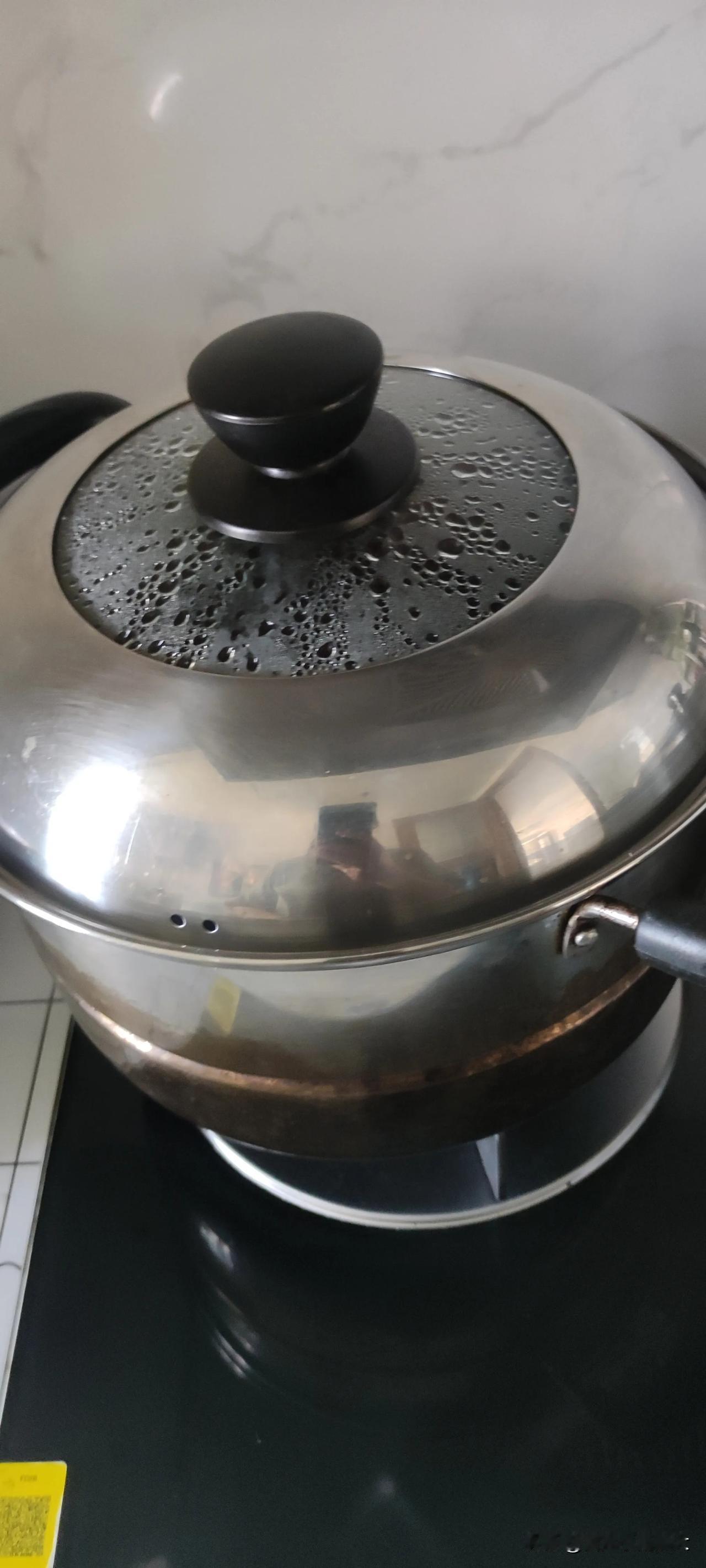 昨天自己在家做的枣子蜜饯，味道不咋地，有点儿酸，甜度也不够。前段时间我妈打电