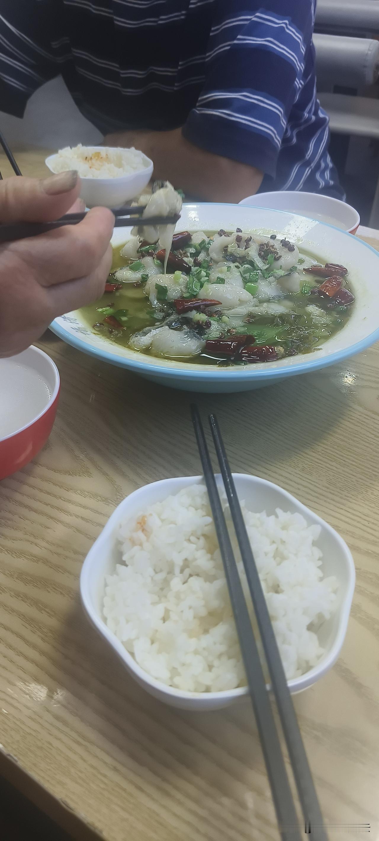 还有一碗35元酸菜鱼片，也只有仅仅十来片鱼片，让人吃了很扫兴。开车载着老父母