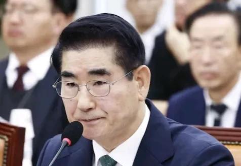 25日深夜被追加签发逮捕令的前国防部长官金龙通过律师团发表狱中立场称：“尽管我被