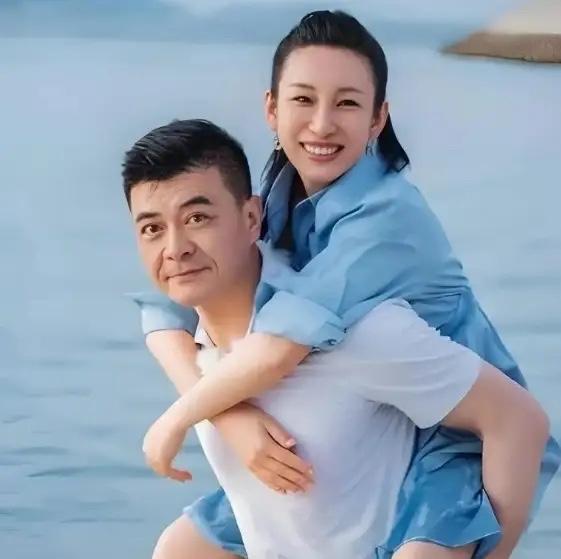现在可能全网最懵的就是秦海璐吧！8月31日甘肃作家王新军突发疾病离世，年仅