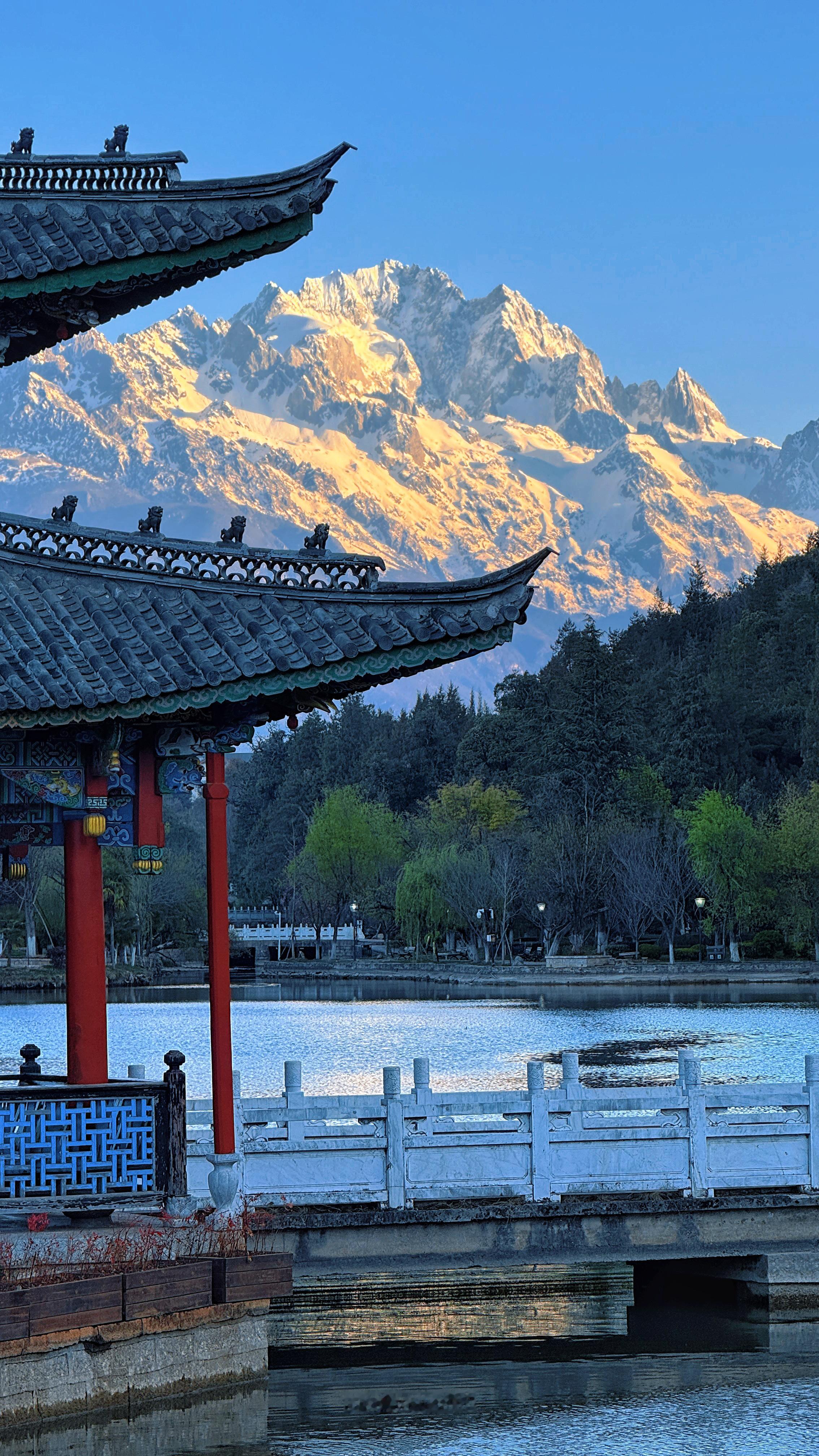 去玉龙雪山跟团好还是自由行好如果你是第一次去丽江，人生地不熟的，其实跟个团也不赖