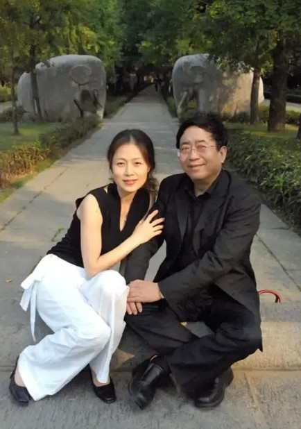 1992年，在深圳打工的李红回上海探亲。她在给丈夫余秋雨整理书桌时，发现了一封丈