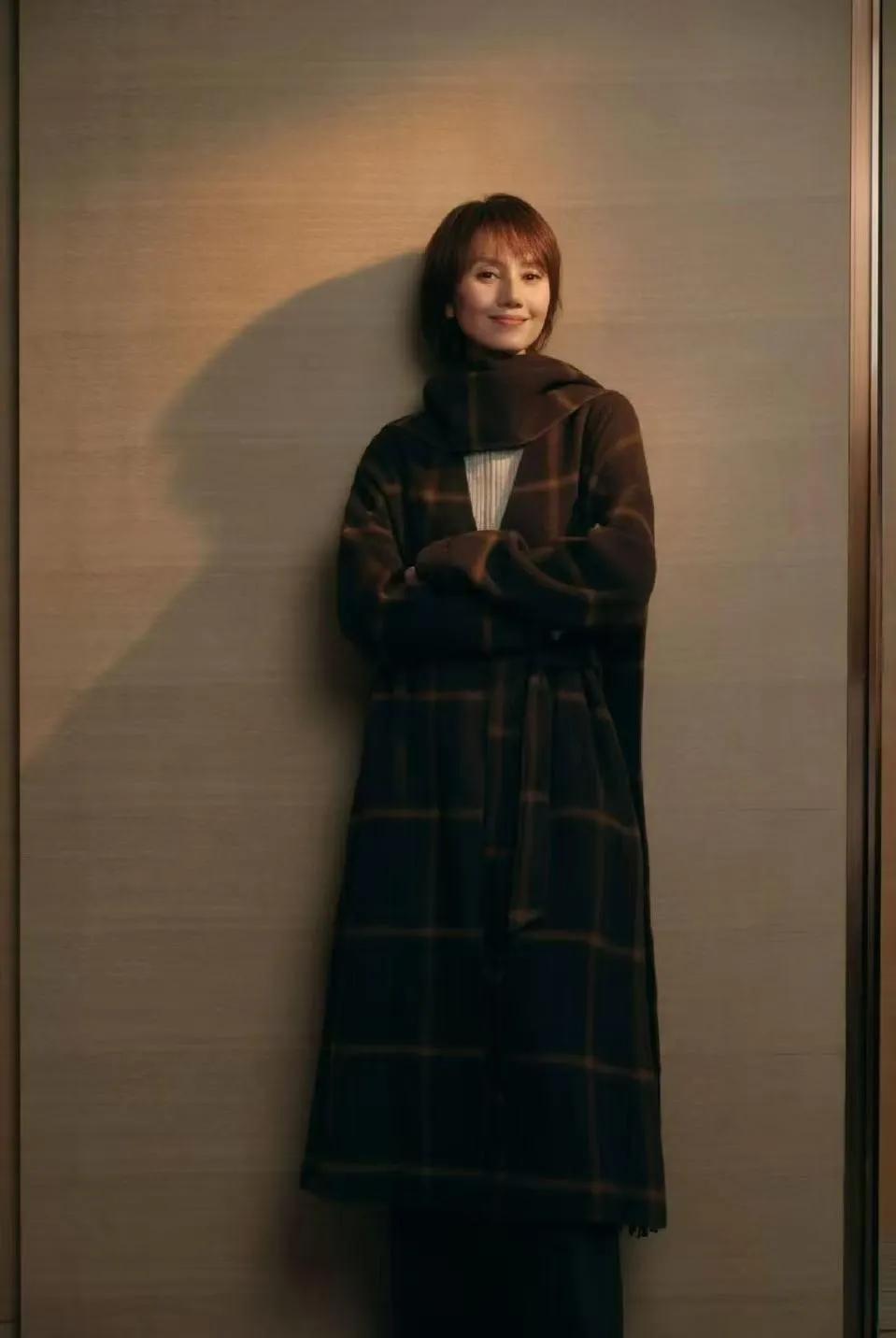 袁泉这才是48岁该有的高级感穿搭🍂一件格纹大衣就能把秋冬氛围感拉满！