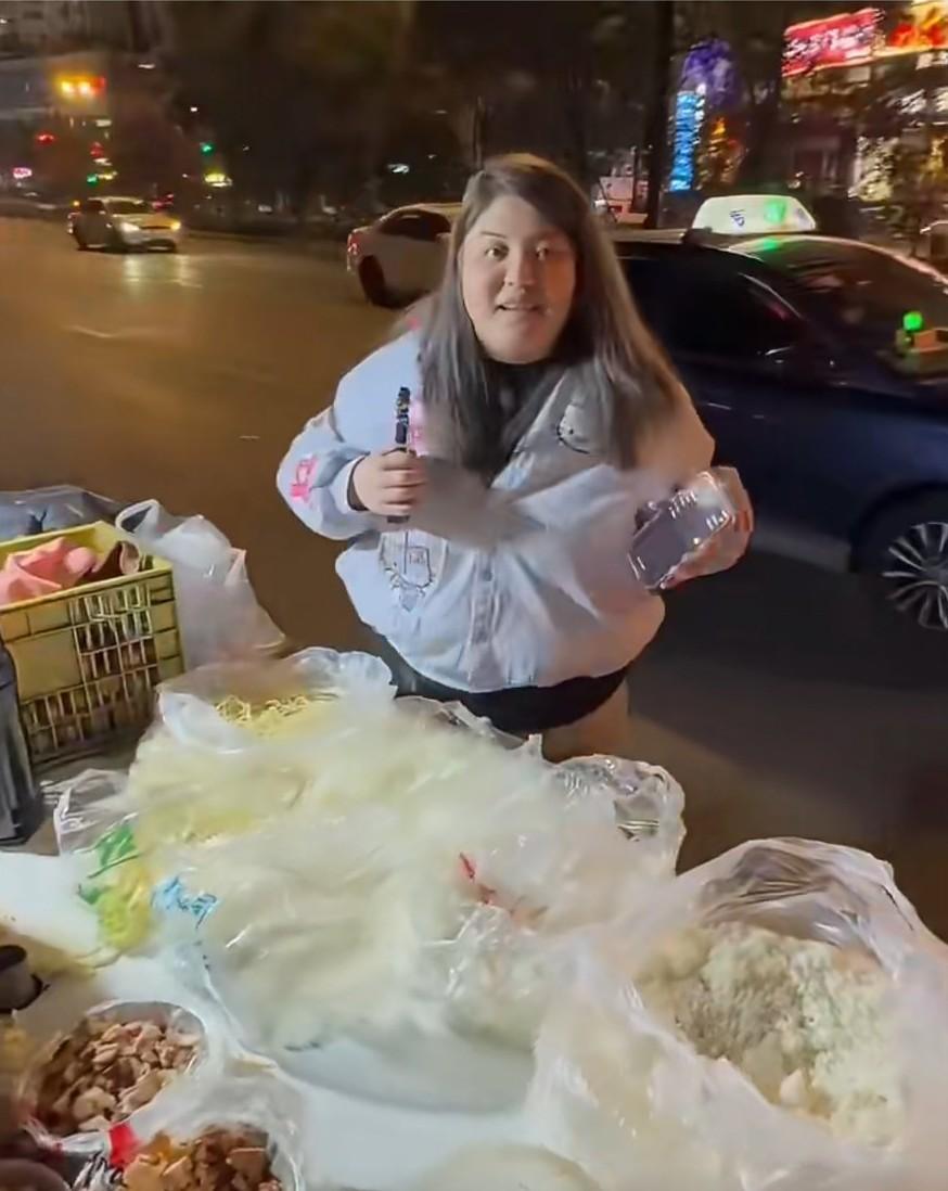 上海，街边买炒面的小姐姐，闲聊期间，随手展示了她微信里面700多万的余额……据