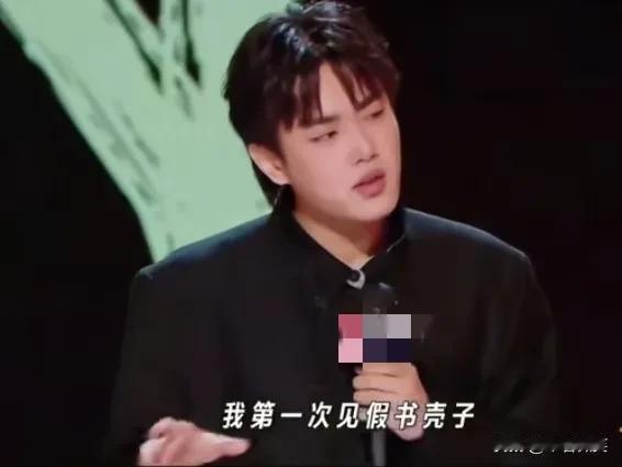 林简七在一场脱口秀中说，自己出生在东北的一个小县城抚顺，出租车出门只干两件事，就