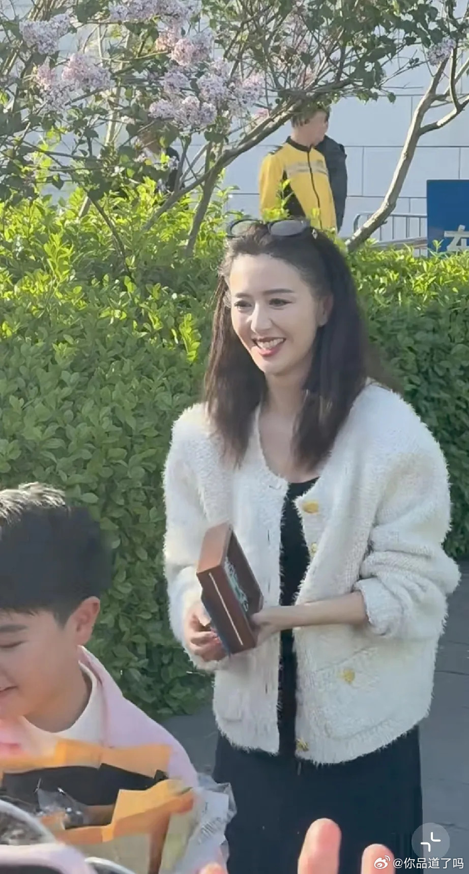 佟丽娅在北京天桥结束舞剧《在远方在这里》演出后，被拍到带着10岁的儿子朵朵现身准