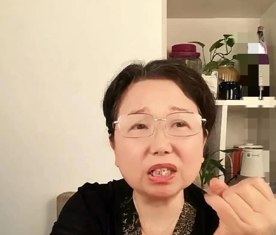 老度真的有点反常哈!有点无法理解啊！曾经二叔来的，她积极去找二叔，二叔帮她树猫