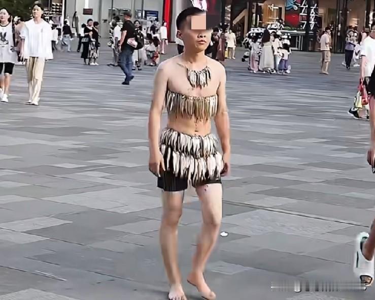 成都这天气，穿这身正合适，就是身上挂着鱼，乍一看还以为要当场晒鱼干呢😂平常逛