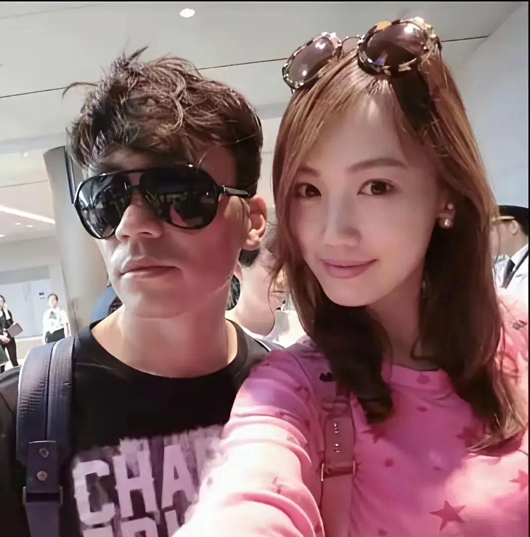 深夜直播间。马蓉刚说完“宝宝们”，弹幕炸了。不是购物车，是满屏的“滚出去”。