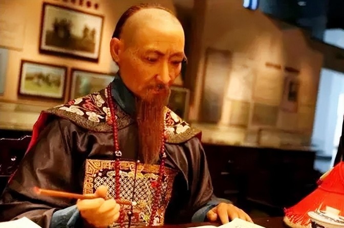 1852年，曾国藩为母下葬寻风水宝地时，一神秘人找来说：“离此不远的两屏山是一只
