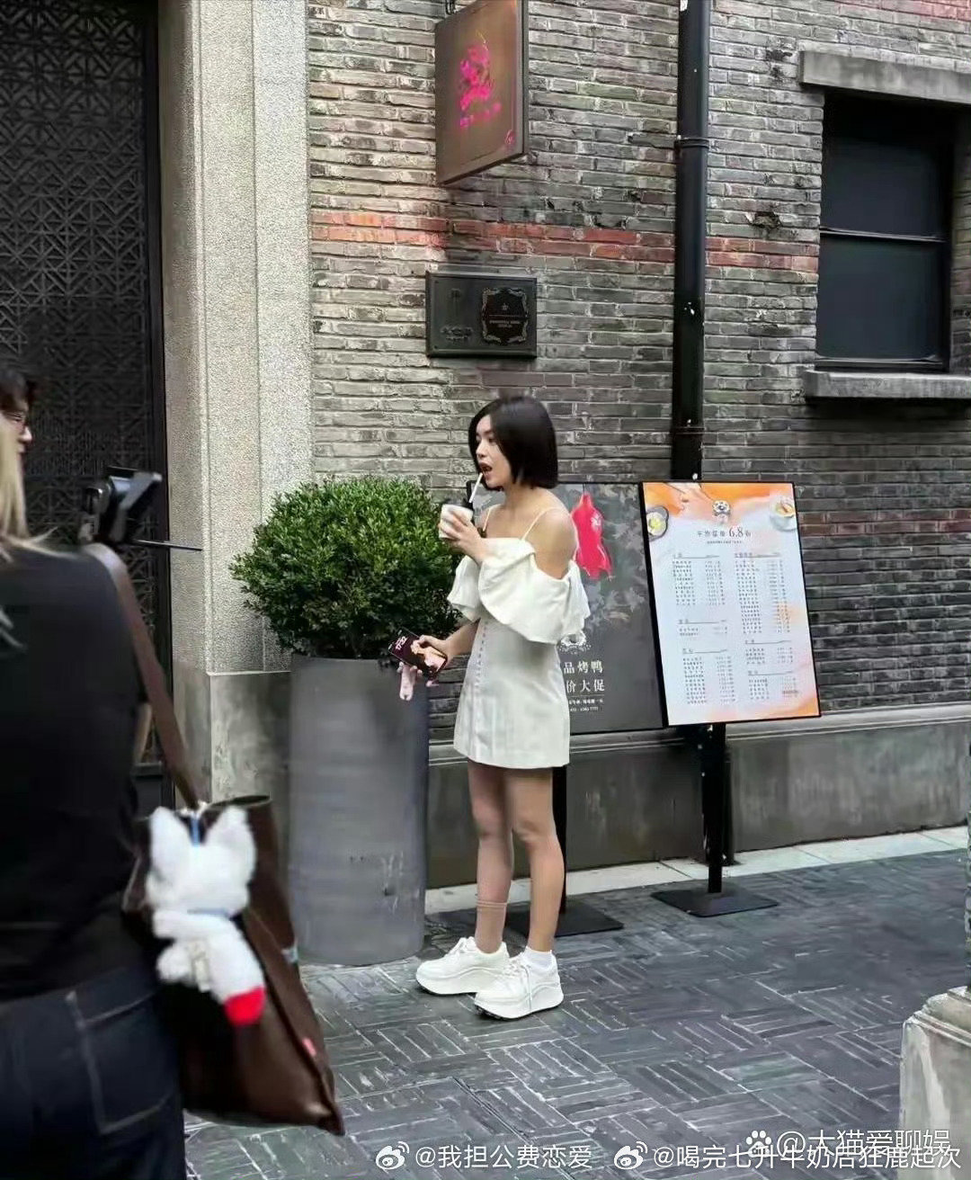 上海滩餐厅偶遇陈妍希，好小只很瘦，40多岁的人打扮像少女​陈妍希儿子谢楠儿子见面就打​