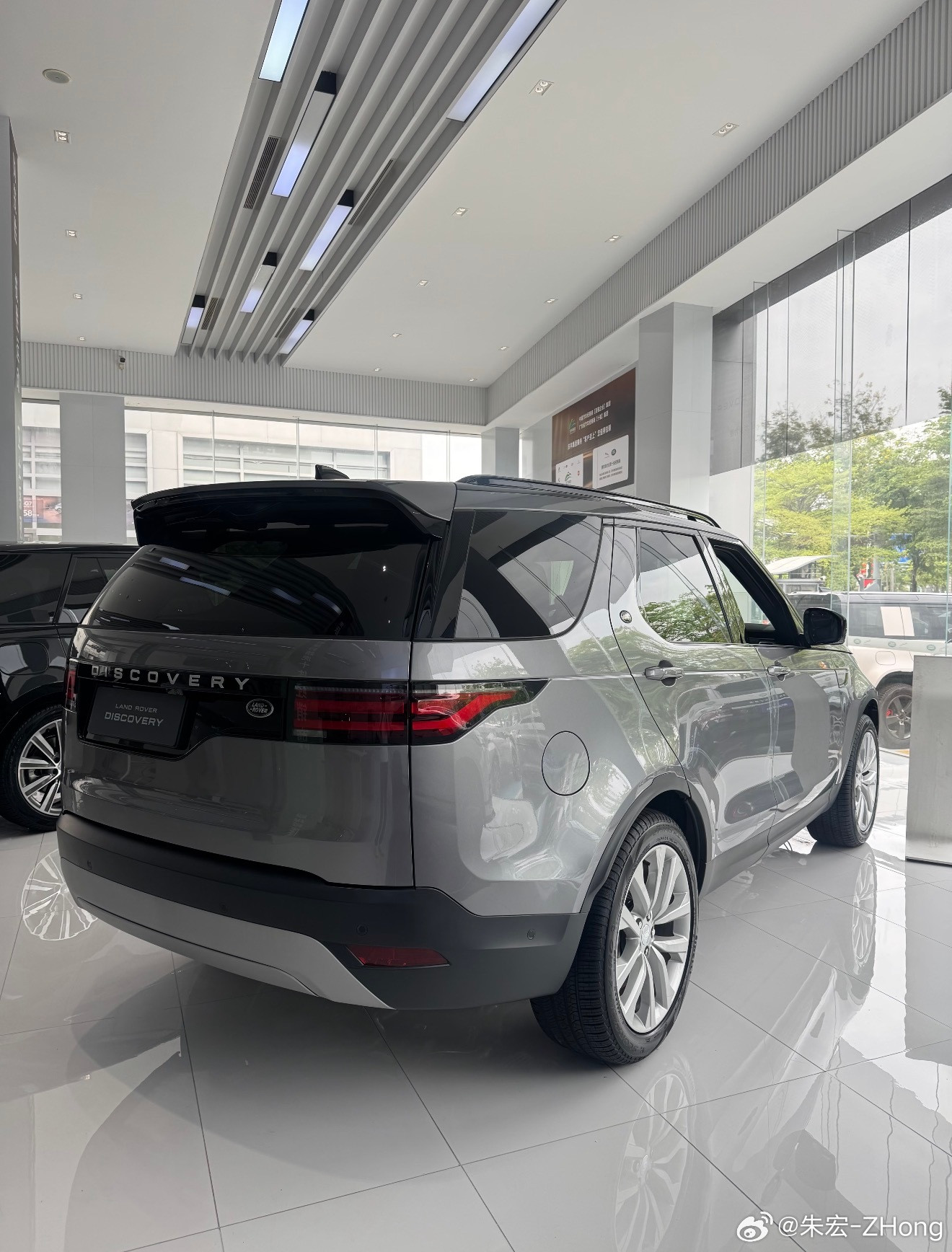 路虎发现53.0TS版灰色指导价718800元全款裸车47.3万元
