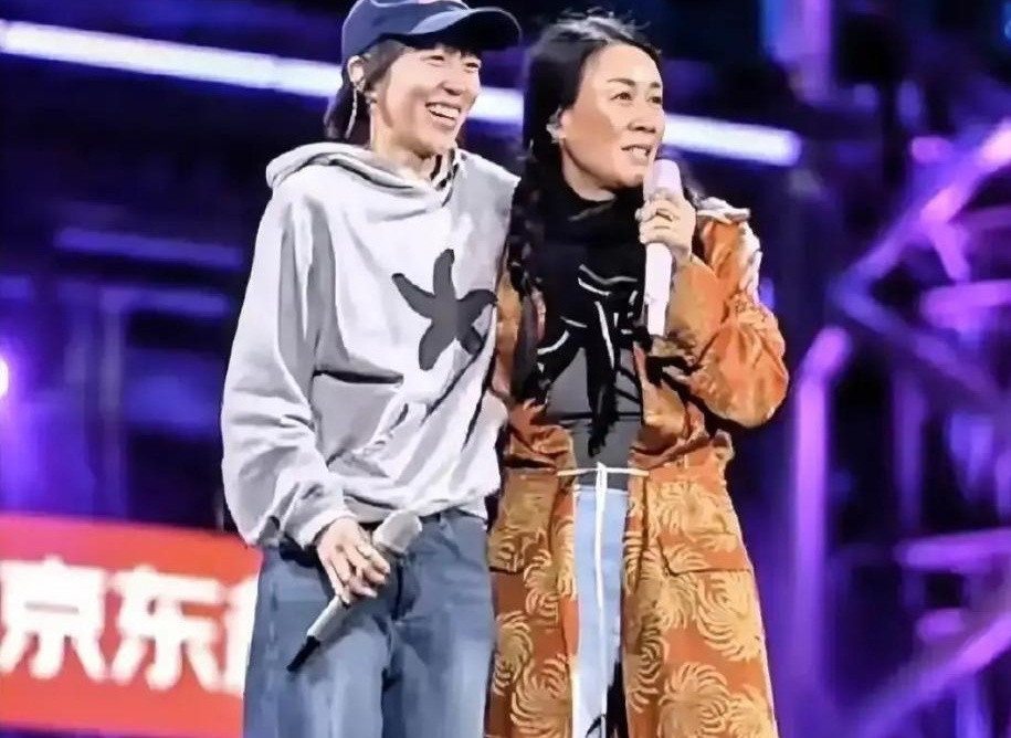 叫前辈“老师”还能被当场打回重叫？窦靖童这声称呼，把人情世故拿捏明白了。2023年《声生不息》的舞台