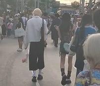 关于如何分辨中国人，美国记者为此出书指出几个奇怪的特征，中国游客喜欢穿高脚袜，但