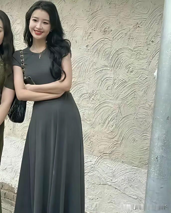 第一次这么近距离接触到女神，感觉她比电视上好看多了，实话实说！