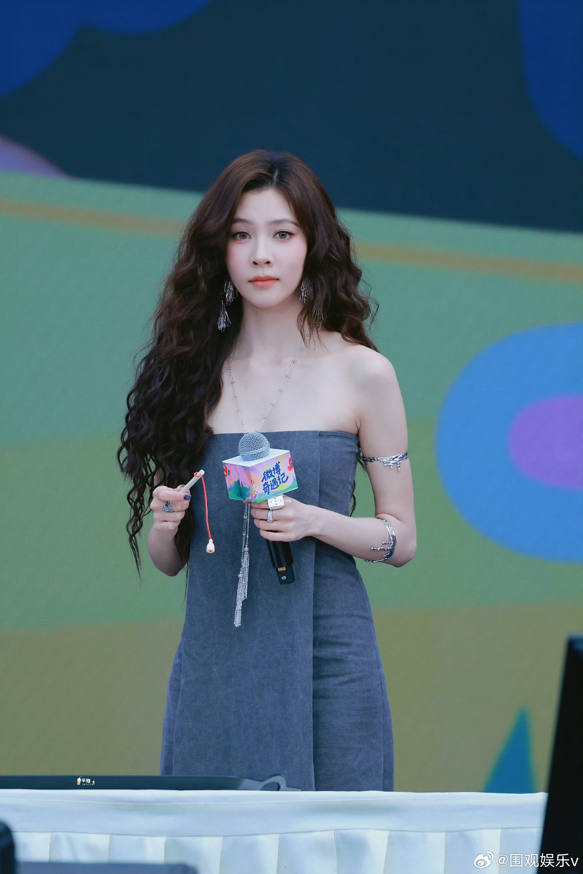 宋妍霏二十分钟提了24次裙子美女太瘦了，这种材质的裙子就得胖点才能撑起来，不过