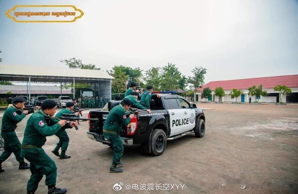 少见的柬埔寨警察装备85式微冲的照片，而且机匣上还安装了不知道什么型号的瞄准镜