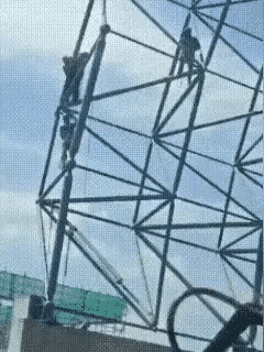 “这就是冲动的代价！”内蒙古某建筑工地，两名架子工在30米高的钢架上发生口角，一