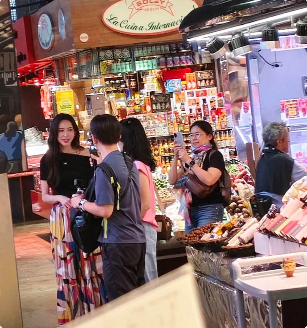 52岁林志玲现身巴塞罗那逛集市，打扮风情万种，脸部饱满