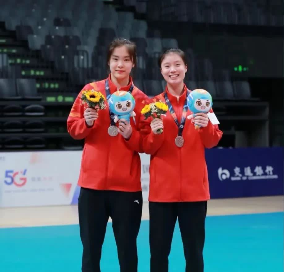 华东排球精英赛开幕，江苏女排0：3（24：26，19：25，21：25）负于上海