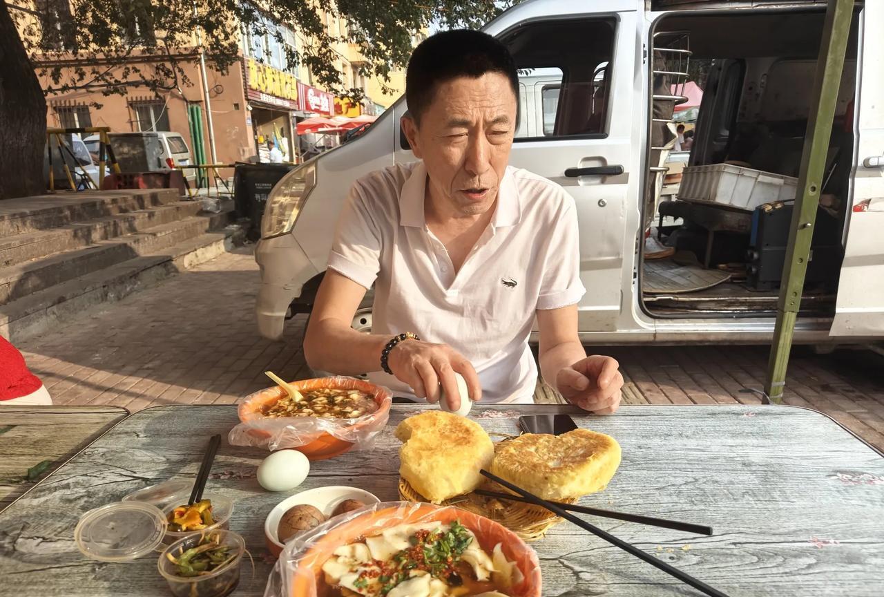 早上我溜达司徒街早市，走到香坊公园西门，卖蛋堡小媳妇摊前，琢磨买还是不买。她看