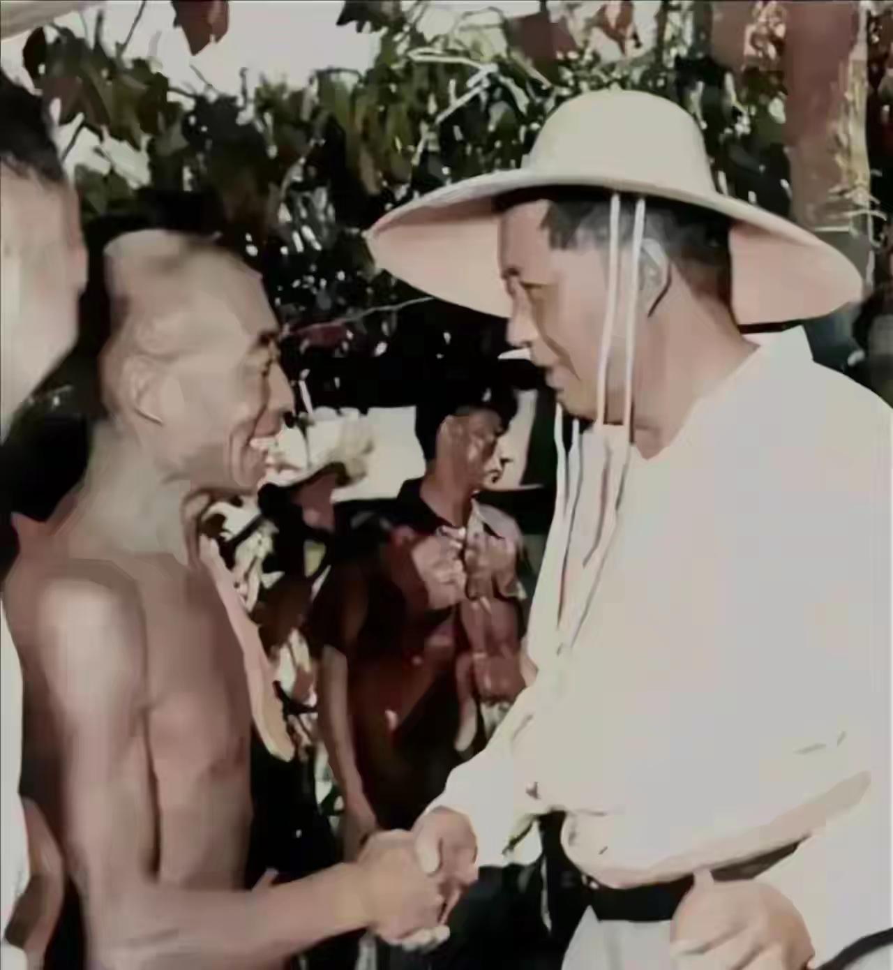 从照片上你都能看到人民为什么会如此喜欢毛主席。一张张黑白旧照里，毛主席亲切地站在