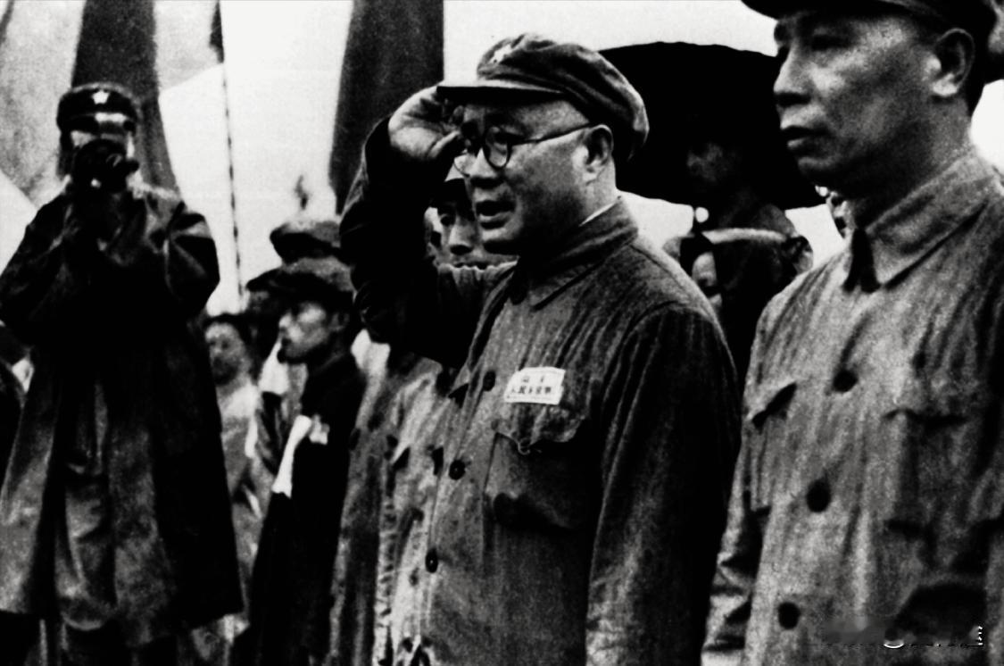 建国以后，刘伯承是第一个主动辞去兵权，建议并受命组建军事学院，任院长兼政委，而未