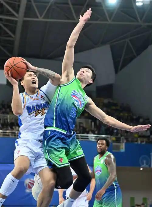 北京男篮为了签下同为顶薪的赵睿，硬是玩出了“买断改签C类合同”的神操作，给全国球
