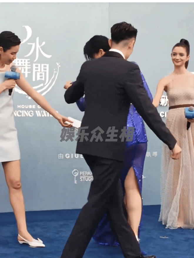 我的天呐，胡杏儿穿着太性感了，不转身还好一转身后面的风景一览无余，惹得旁边的