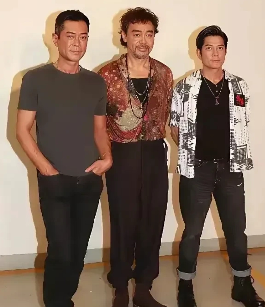 三人合照，才知道谁最帅气啊。[滑稽笑][滑稽笑][滑稽笑]