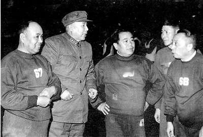 1956年，彭德怀提议一开国上将去南京享福，毛主席当场否决：不行！把你留在那，我